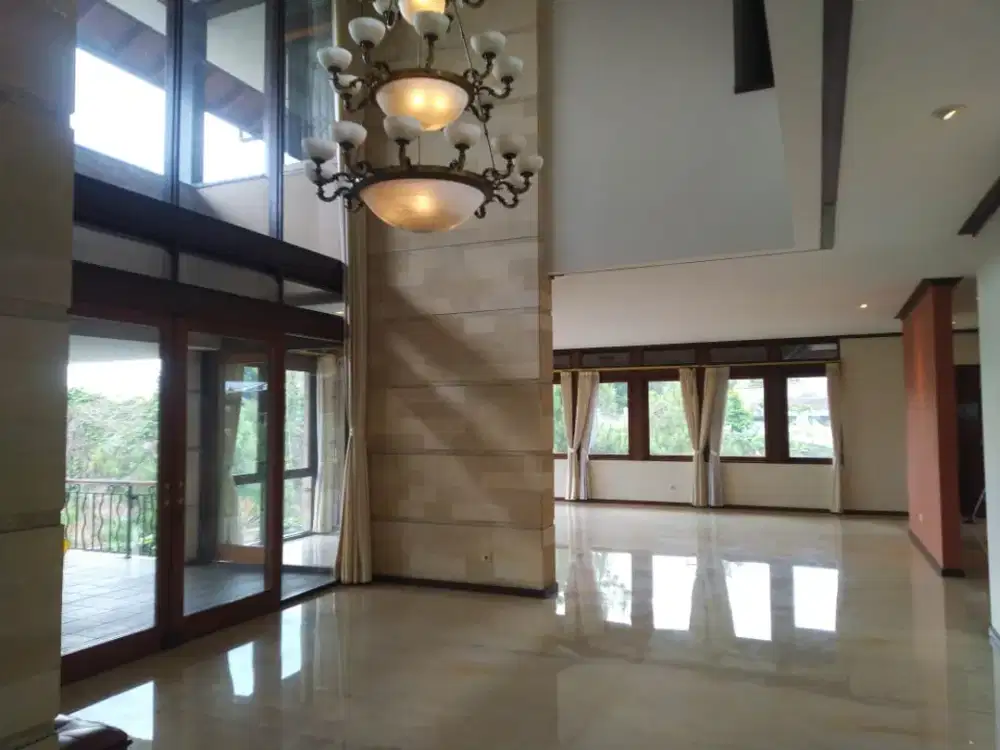 Rumah Mewah Area Luas di Setiabudi Regency