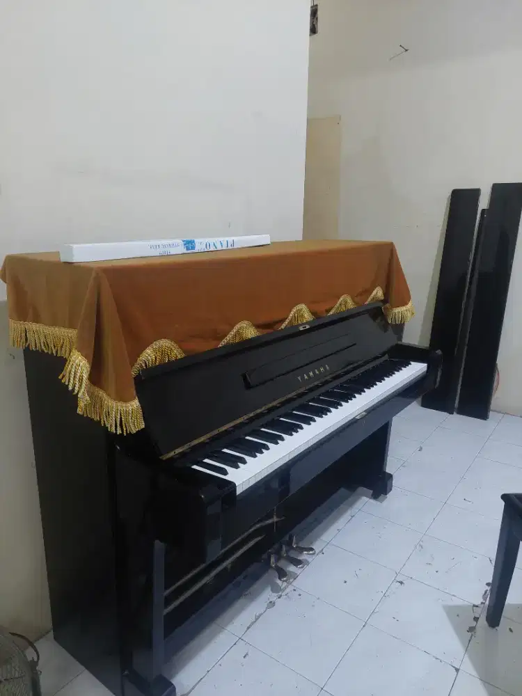 Piano YAMAHA U1. wrn hitam.no minus