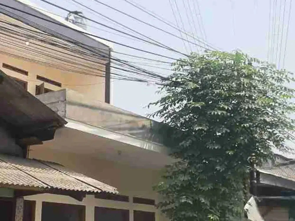 rumah 2 lt di Ciracas Jaktim dgn lokasi yg strategis cocok untuk usaha