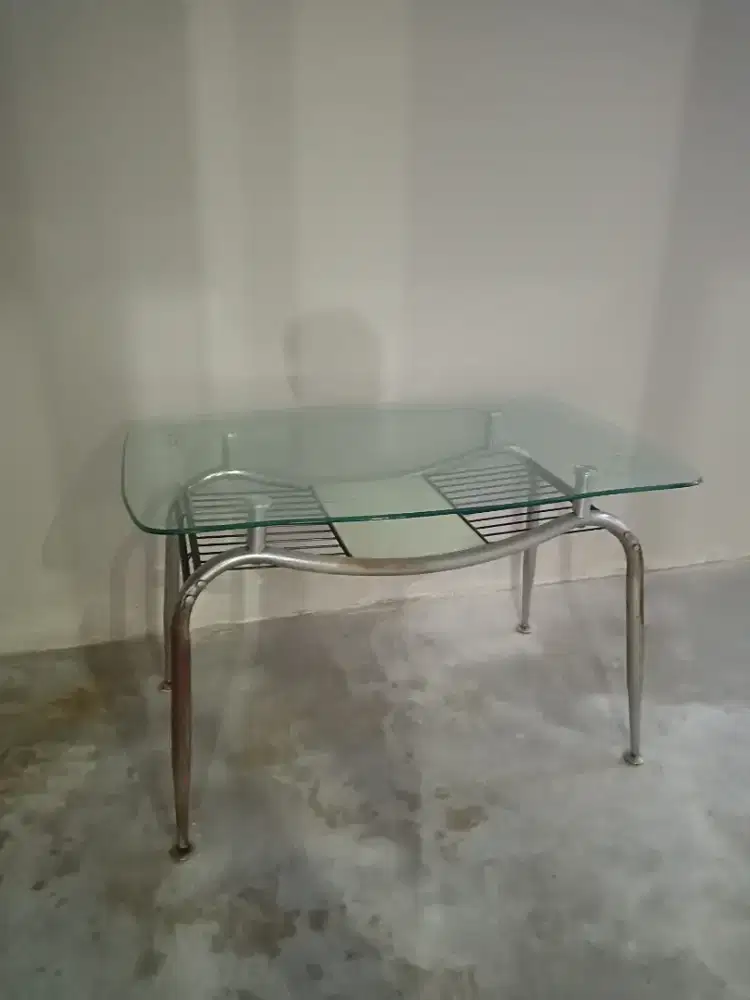 Meja makan bekas pakai pribadi