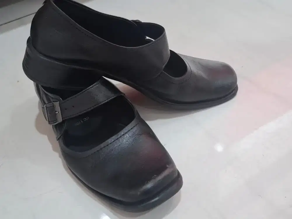 Pantofel Hitam Classic