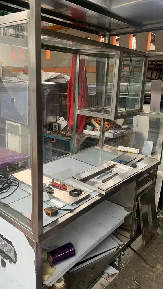 Helper bengkel las stainless.