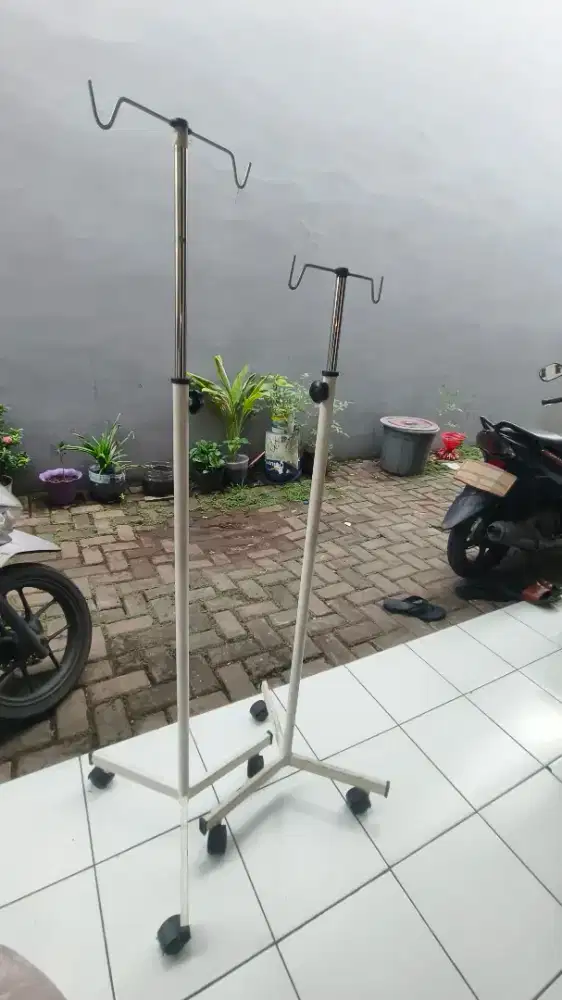 Tiang infus dari besi, beroda untuk usaha klinik, RS, Puskesmas