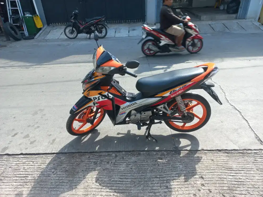 Di jual honda blade new tahun 2012 surat2 komplit, pjk hidup