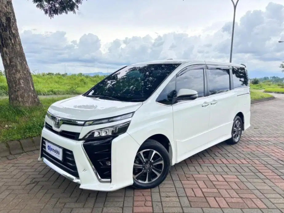 Toyota Voxy 2.0 Bensin OTOMATIS 2019 BHO