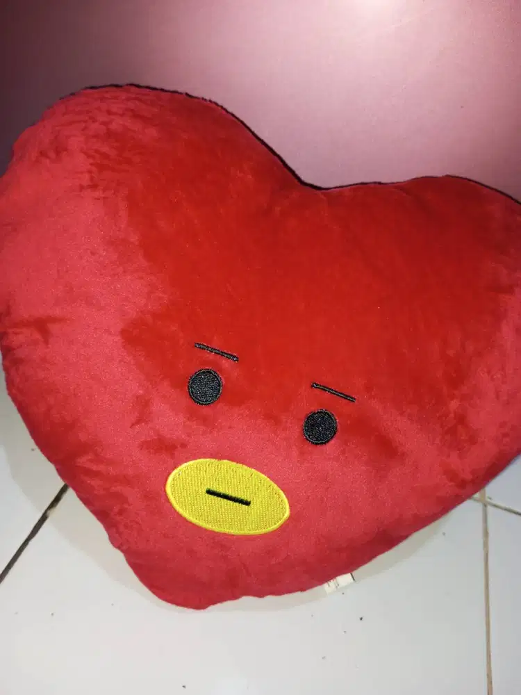 Bantal Merah Tata BT21
