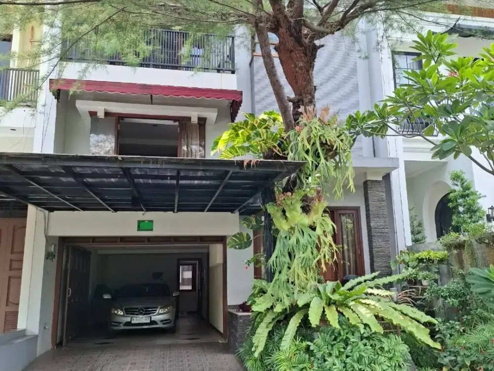 Rumah Asri 3,5 Lantai di Bona Vista Residence.