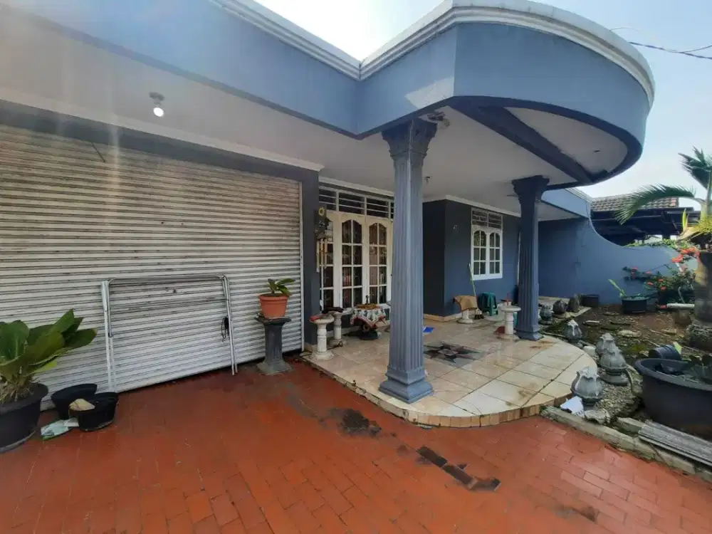 Rumah Sejuk di Depan Lapangan di Pamulang Permai.