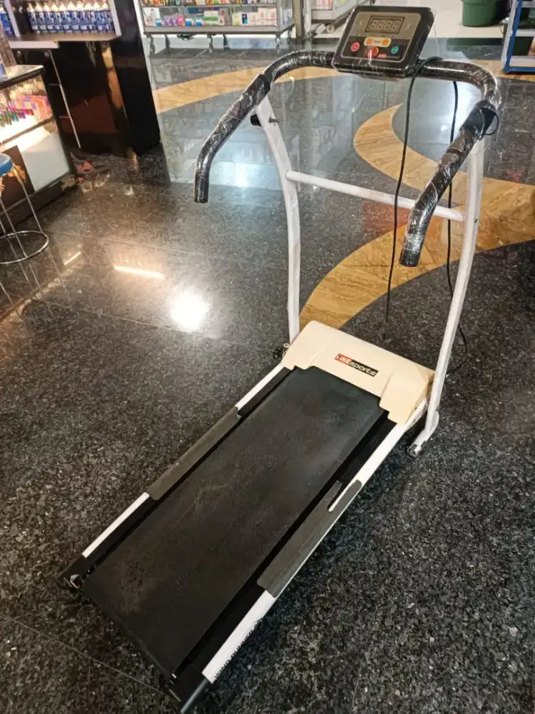 Treadmill elektrik bekas display toko