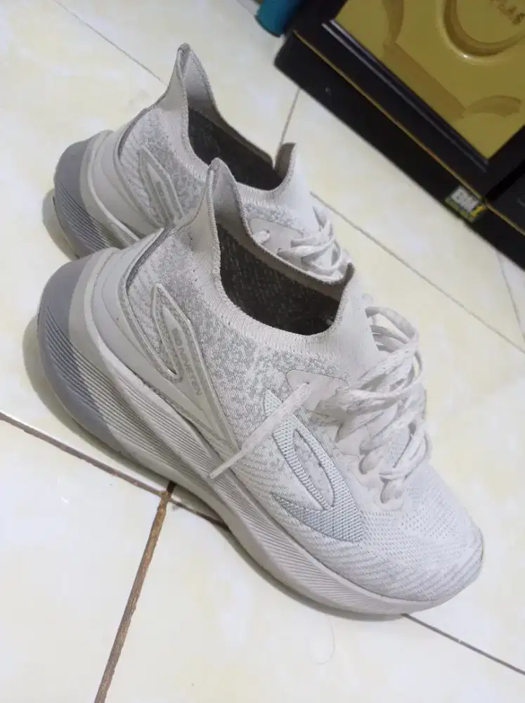 Sepatu running haze 910