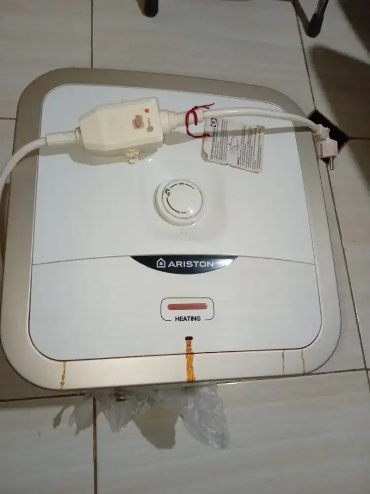 Water heater 15 liter merk Ariston . Minus bocor
