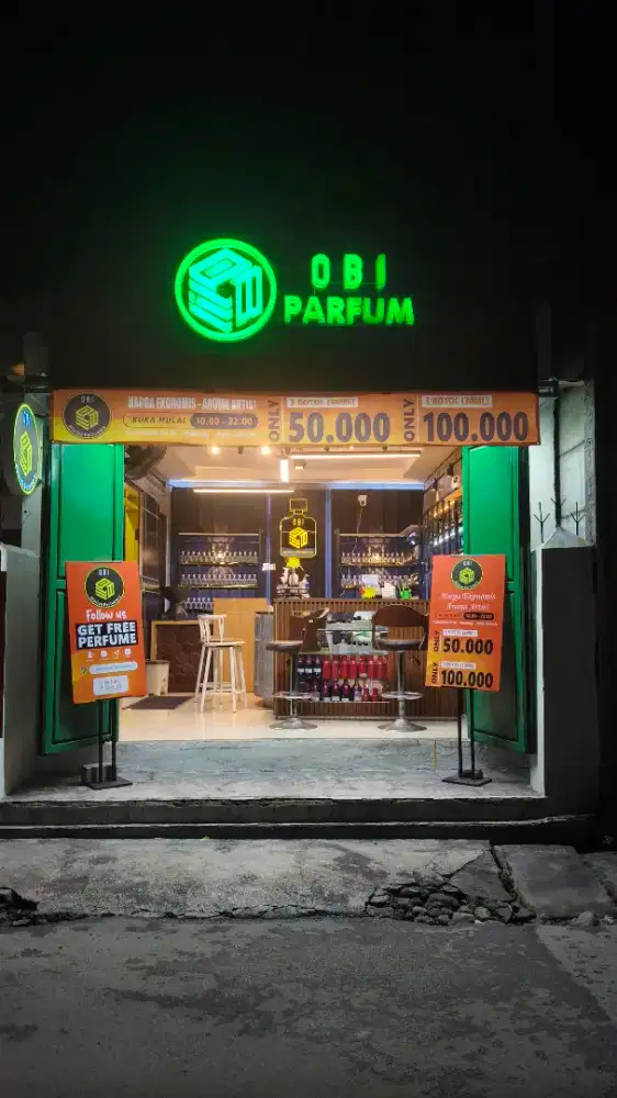 Pramuniaga toko parfum