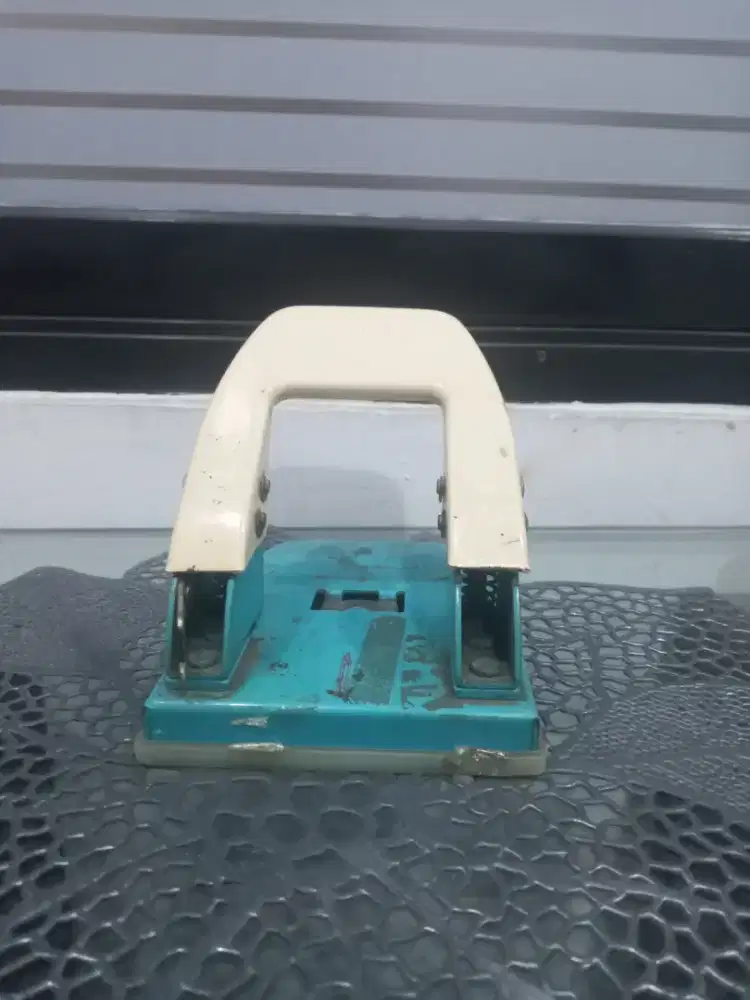 HSC 2025 alat pembolong kertas