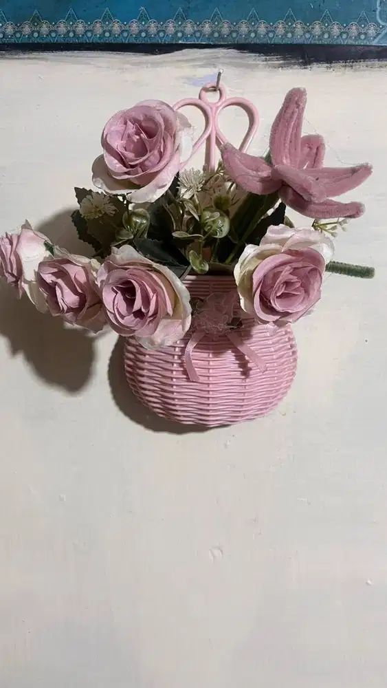 Hiasan Bunga Dinding Keranjang Pink – Manis & Estetik untuk Ruanganmu