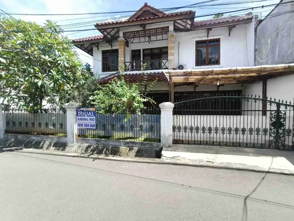 Rumah Hoek besar 2 lantai asri dan nyaman dijual Tomang Grogol Jakarta Barat