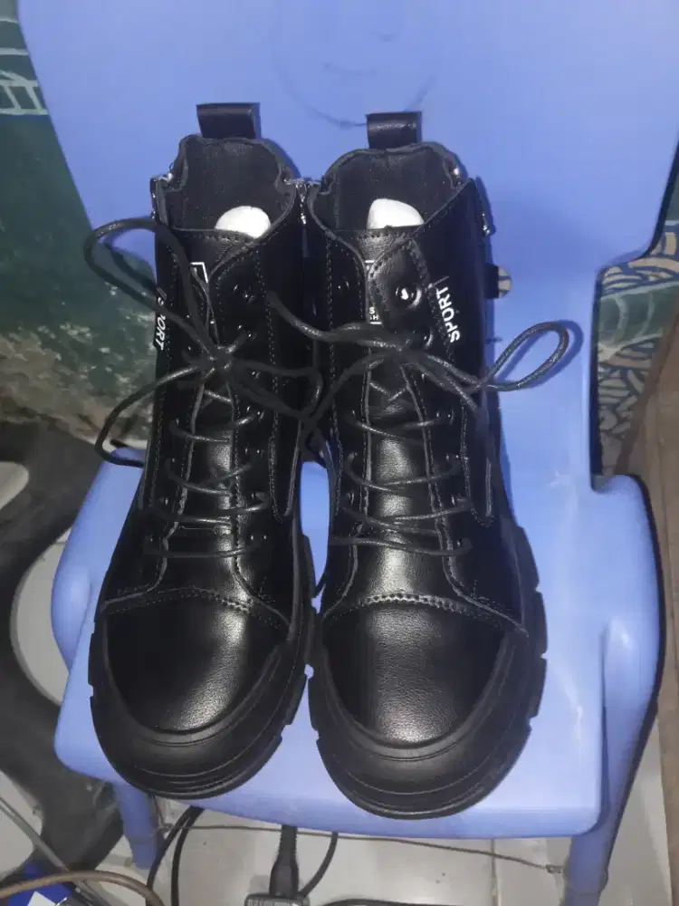 Sepatu Pinkey P023 — Sneakers Boots Wanita