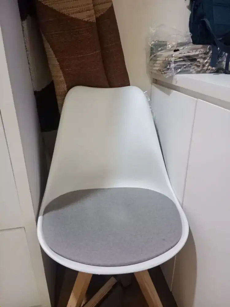 Kursi Desain Minimalis dengan Kaki Kayu Kokoh