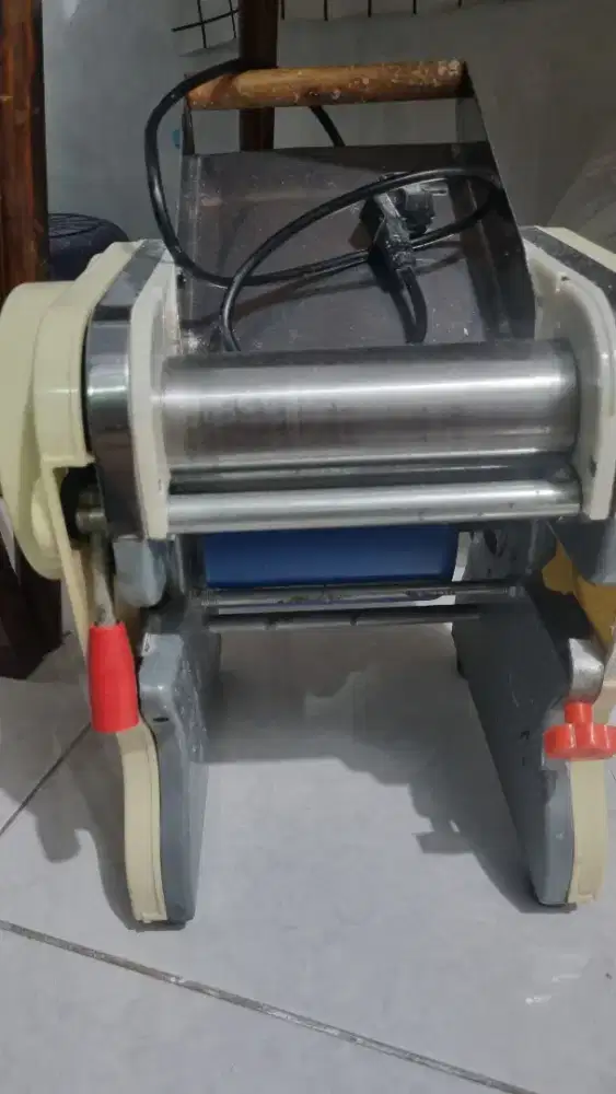 Mesin pemipih adonan cireng pastel keripik molen dll