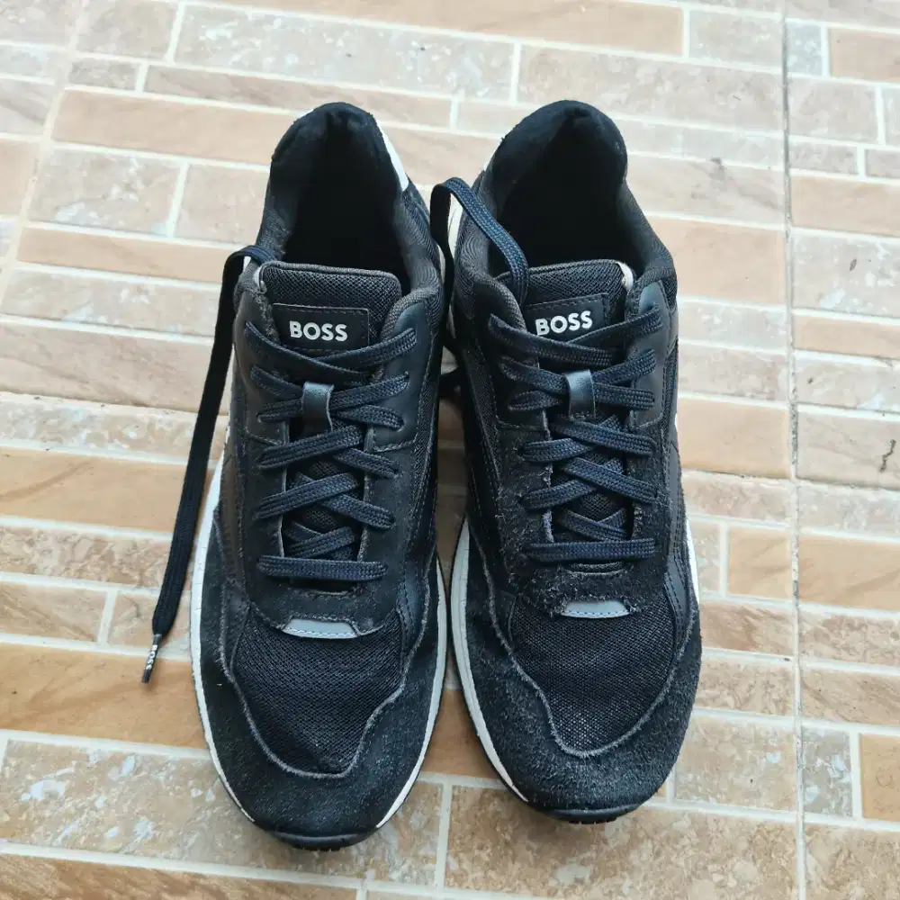 1123. SEPATU HUGO BOSS SIZE 43 WARNA HITAM PRELOVED