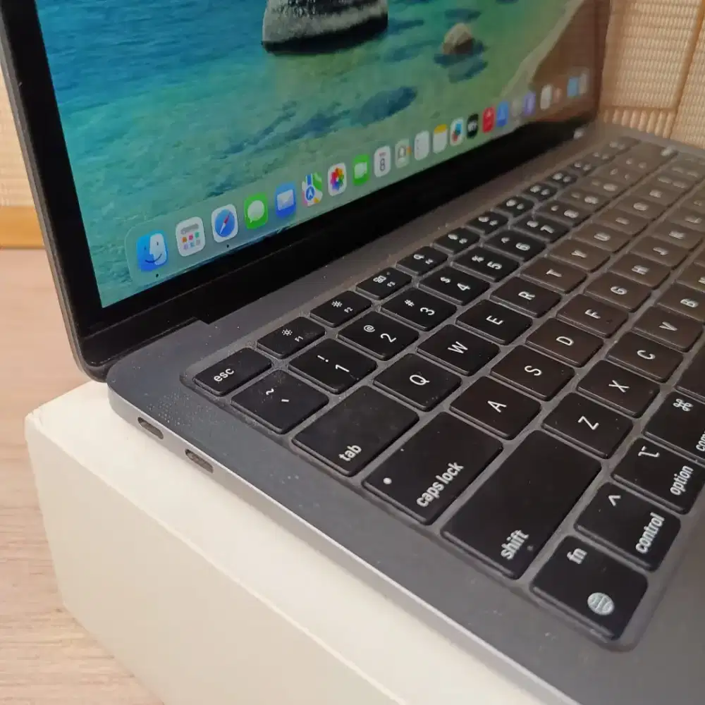 MACBOOK AIR M1 8/256 layar 13 inchi