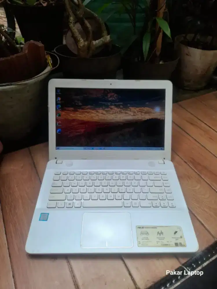 Laptop Asus X441U

SPESIFIKASI :
- Intel Core i3-6006U (4CPU) ~2.0 Ghz