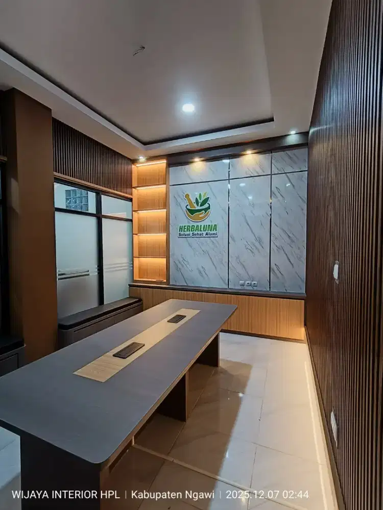 Backdrop HPL dan wpc wallpanel kantor design minimalis