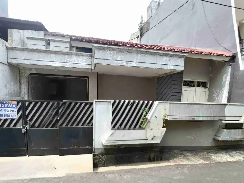 Rumah 1,25 lantai row jalan 2 mobil disewakan lingkungan tenang dan nyaman Tomang Grogol Jakarta Barat