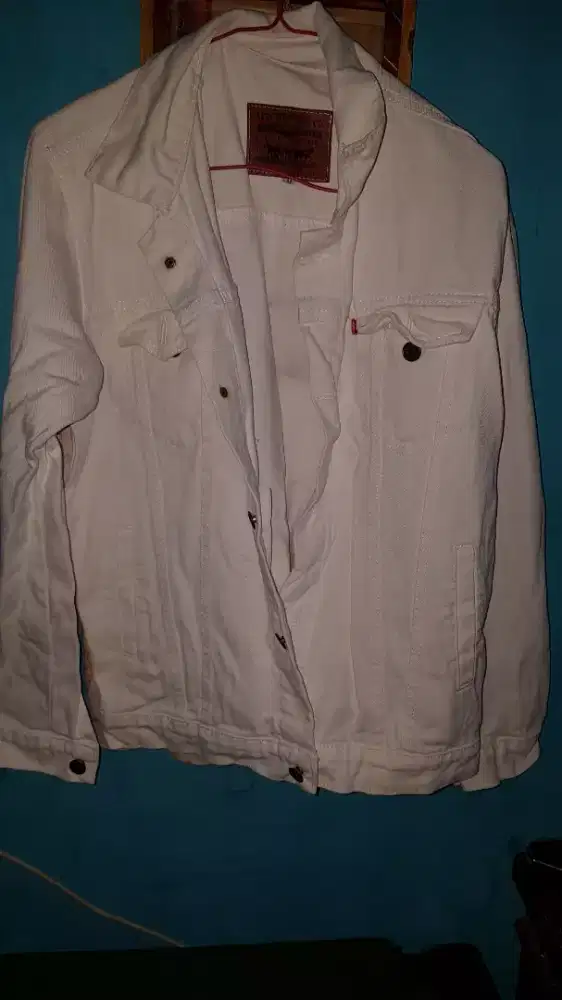 Jaket levis warna putih