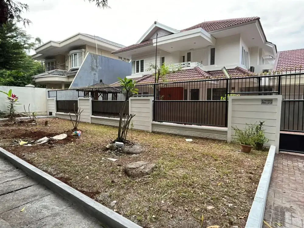 DI SEWAKAN RUMAH NYAMAN  DAN STRATEGIS DI LEBAK BULUS.