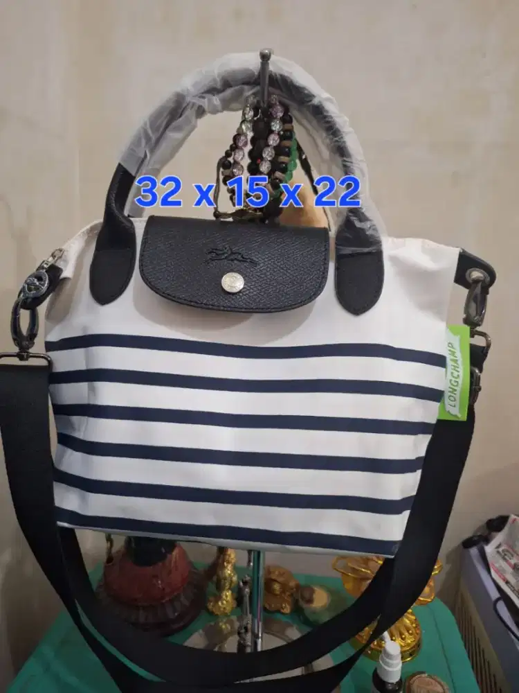 Tas selempang branded 
Longlong uk 32 x 15 x 22 
Limited edition 
Bara