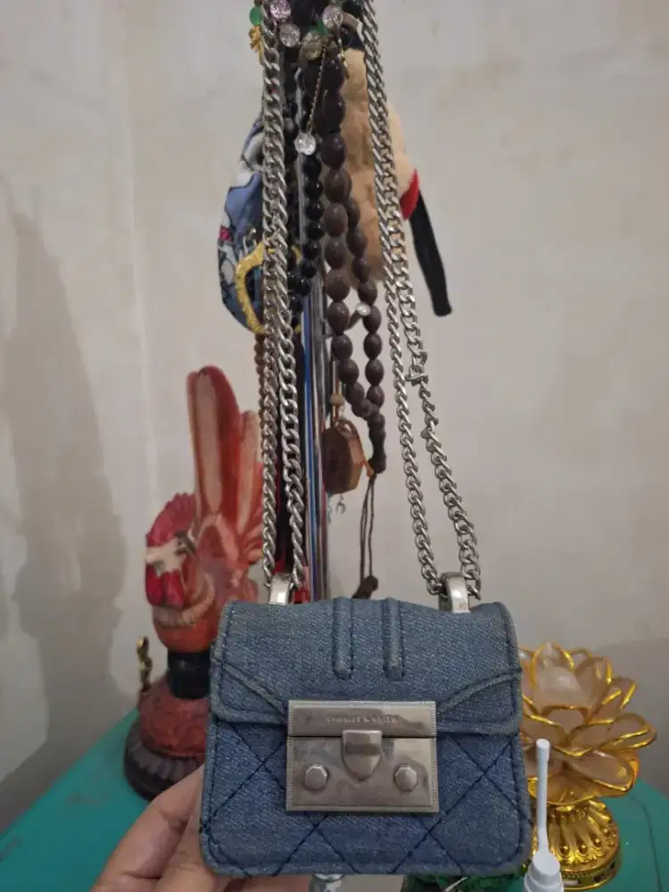 Tas selempang branded 
Charles uk 11 x 4 x 9 
Limited edition 
Barang