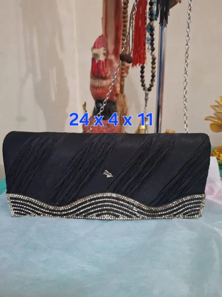 Tas selempang branded 
Braun buffe uk 24 x 4 x 11 
Limited edition 
Ba