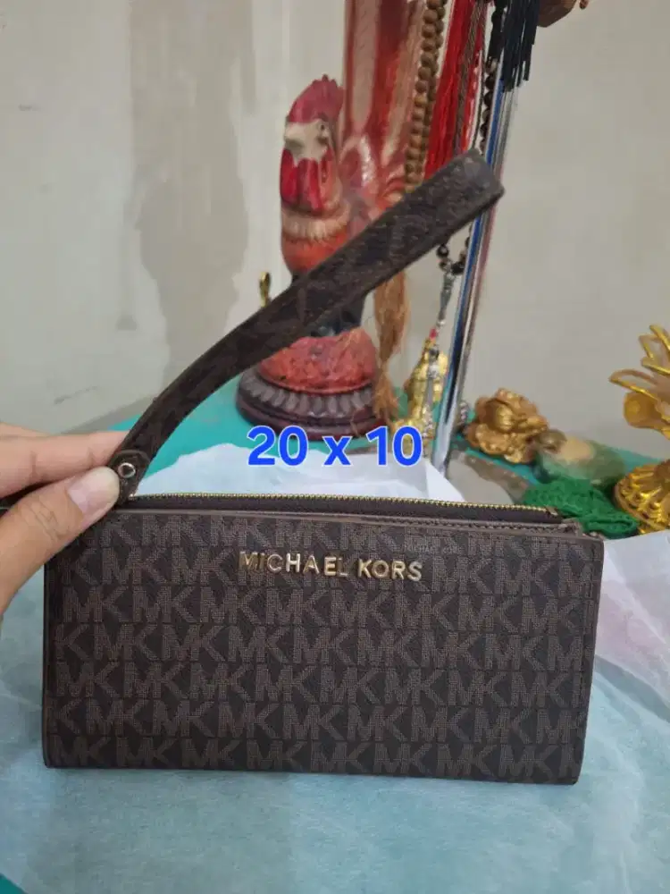 Dompet branded 
Michael kors uk 20 x 10 
Limited edition 
Barang teraw