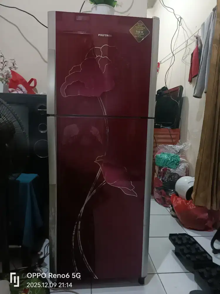 DI JUAL KULKAS 2PINTU MERK POLYTRON ..