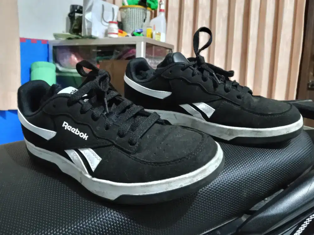 Sepatu reebok. baru dipake seminggu. size 40 26cm chat aja