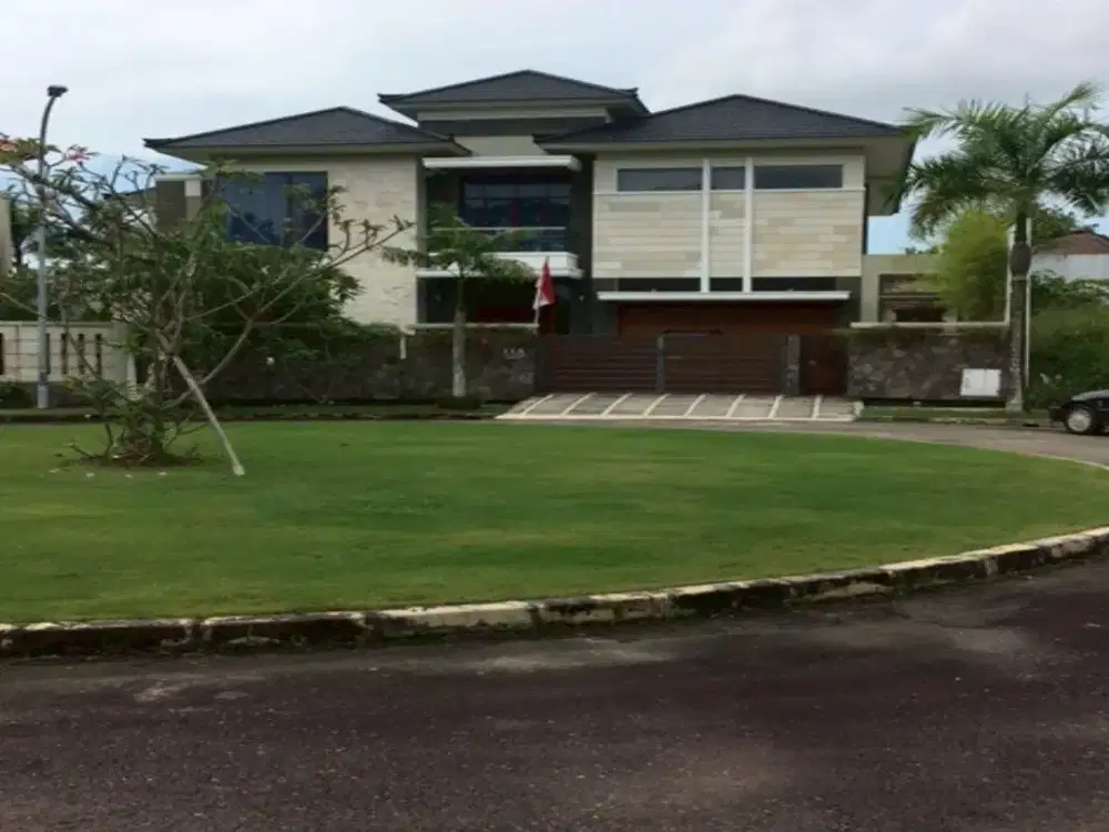 Dijual Rumah Mewah Full renovasi siap huni dilengkapi Kolam renang pribadi di Sukajadi