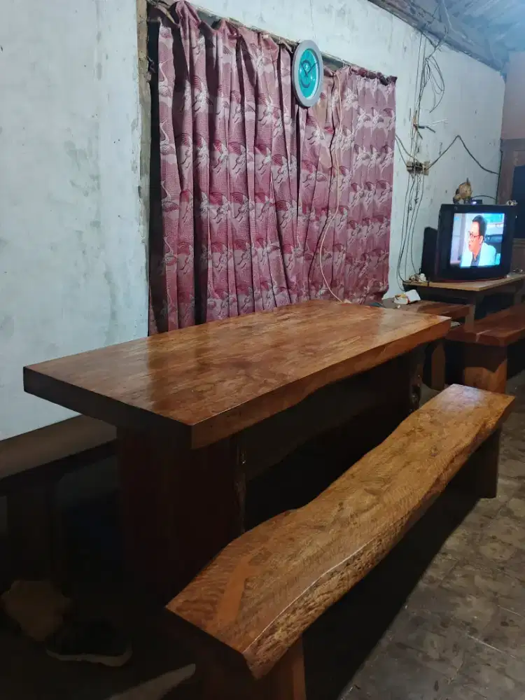 Meja makan antik teras