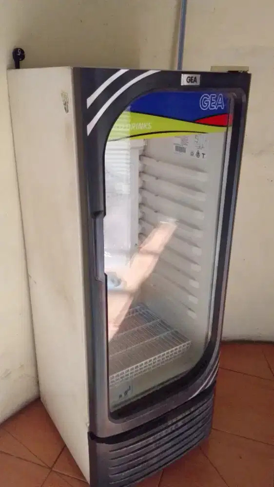 Showcase/pendingin merk GEA rak 4 susun