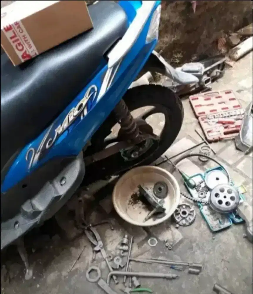 Montir sepeda motor panggilan