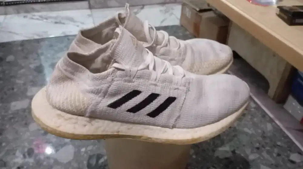 Sepatu running Adidas size 43