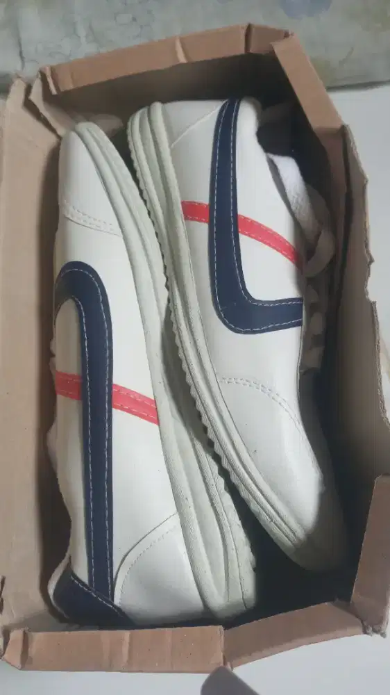 di jual, sepatu apa adanya