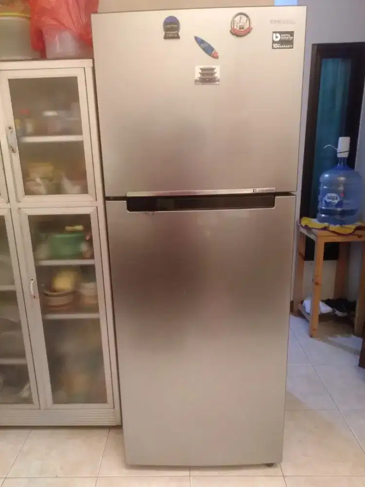 Kulkas merk Samsung type RT38K5032S8
