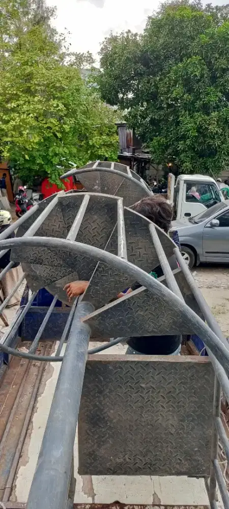 Tangga putar besi tebal tinggi 4 mtr