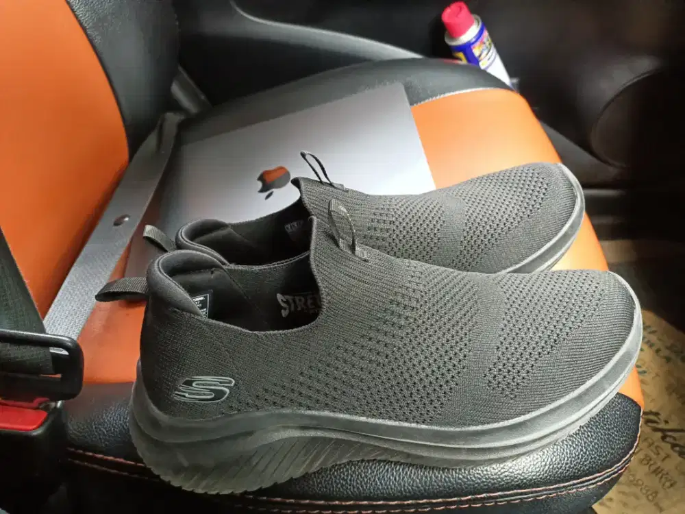 Dijual Sepatu Skechers ukuran 42 harga 600K Karena Kebesaran