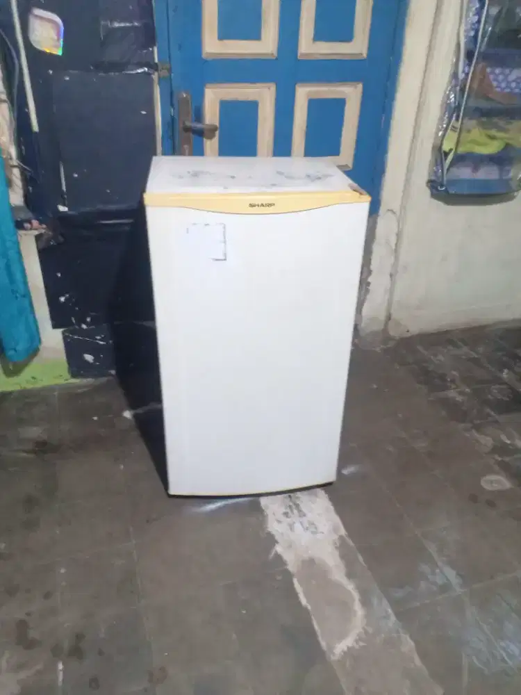 Jual kulkas Sharp mesin ori ukuran sedang normal bisa diantar