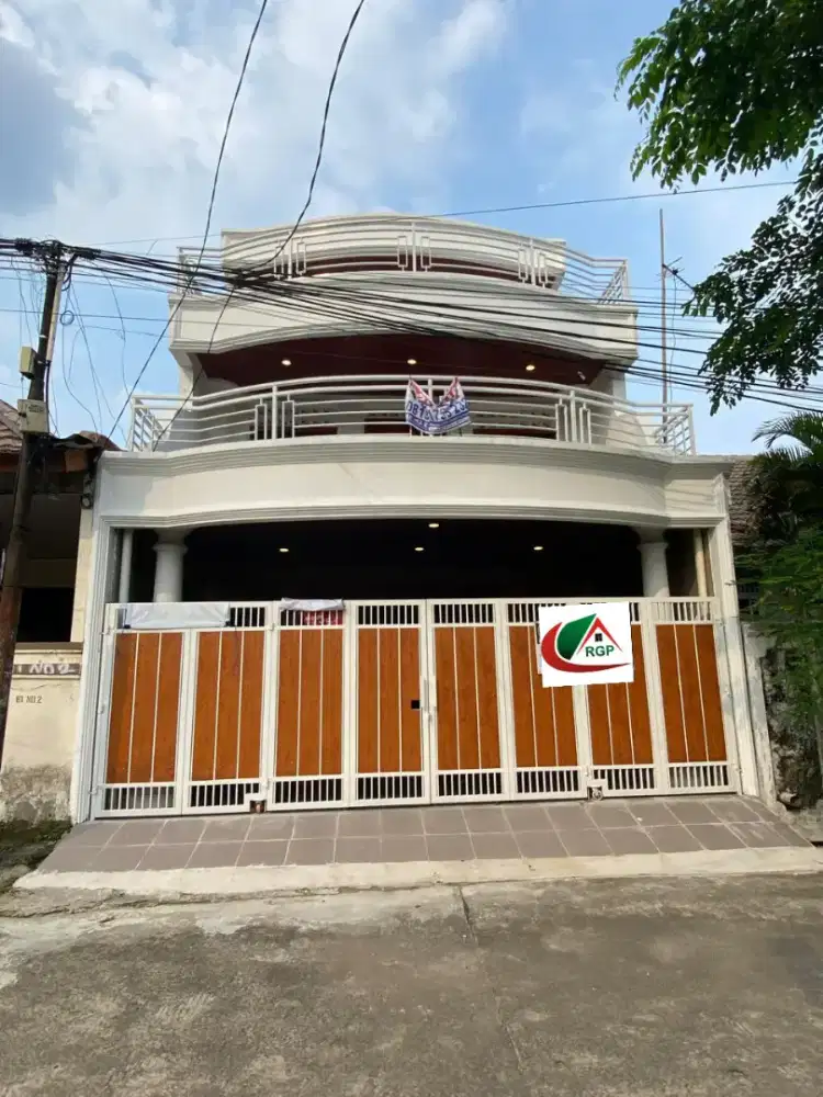 Rumah mewah 3 lantai Dijual Cepat di Permata Kemang bekasi