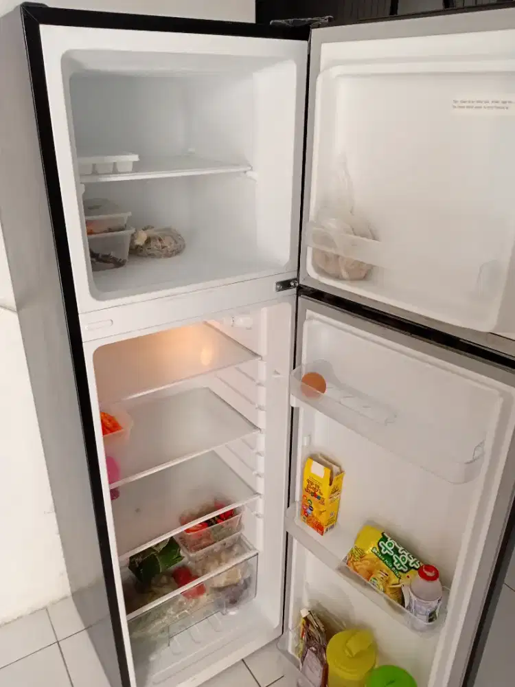 KULKAS 2 PINTU 180L 64W