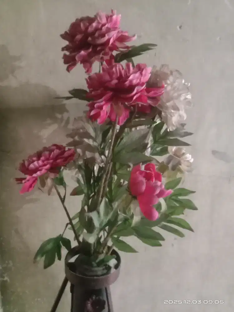 Pot bunga dari besi padat