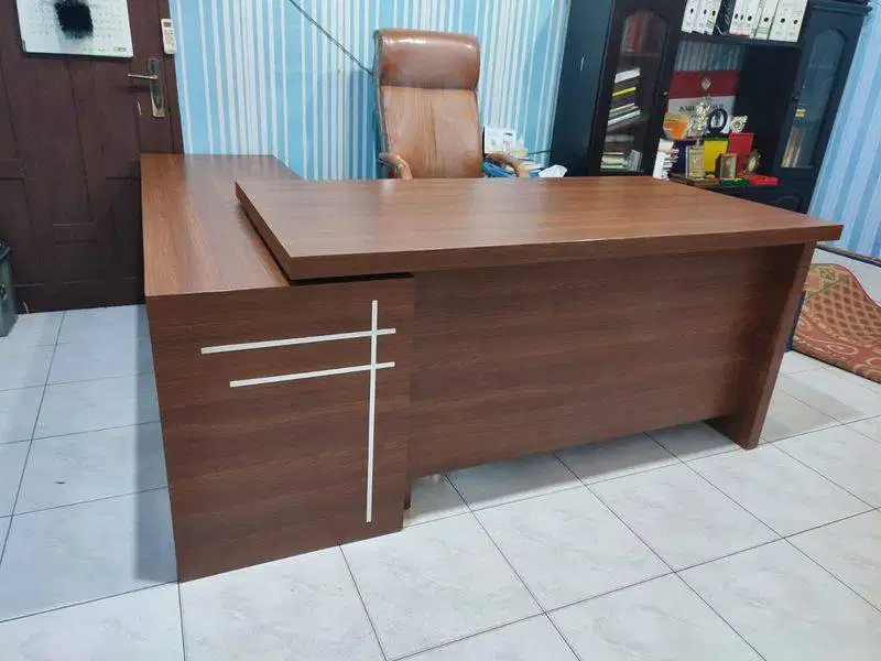 Meja Rias Custom Finishing HPL – Kualitas Kokoh & Tampilan Mewah