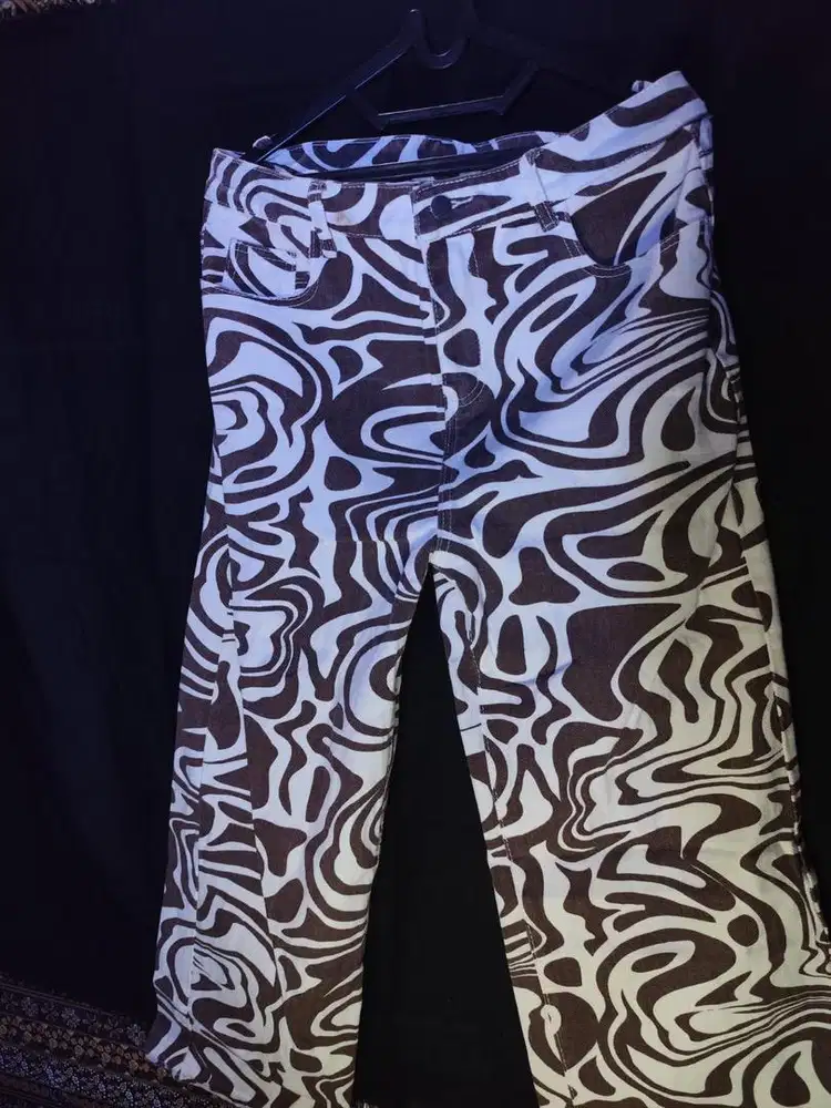 Jeans wanita motif abstrak putih-coklat